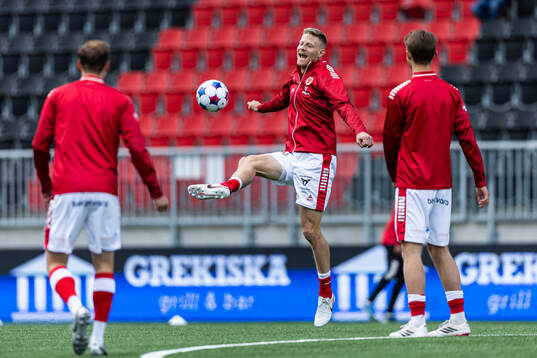 Kalmars Lars Sætra värmer upp