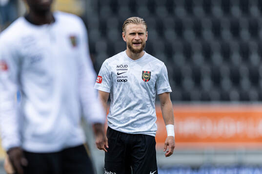Brommapojkarnas Simon Strand värmer upp