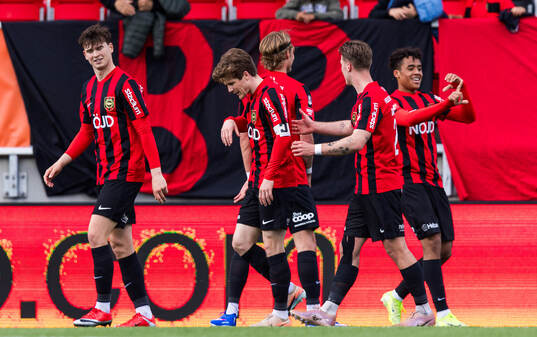 Brommapojkarnas Sion Oppong jublar med lagkamrater