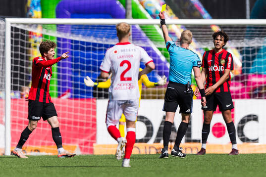 Brommapojkarnas Oliver Berg varnas av domare Adam Ladebäck
