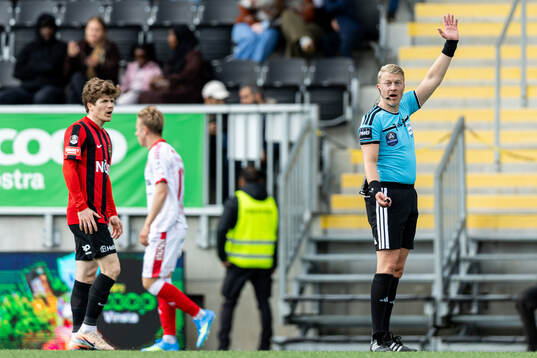 Brommapojkarnas Oliver Berg och domare Adam Ladebäck