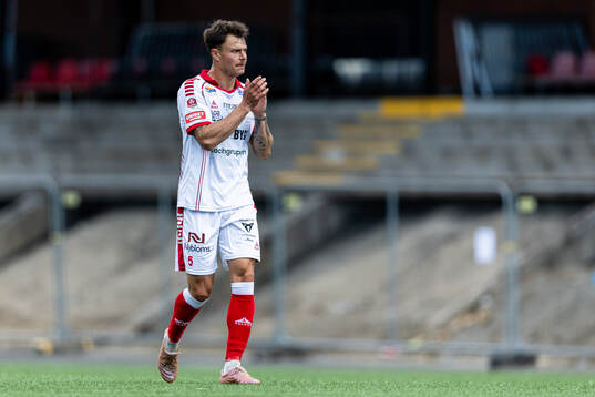 Kalmars Melker Hallberg tackar supportrarna