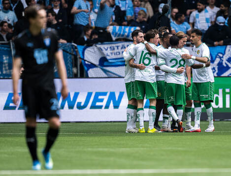 Hammarbys Nahir Besara jublar med lagkamrater