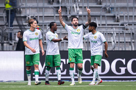 Hammarbys Nahir Besara jublar med Markus Karlsson, Frank