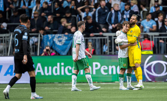 Hammarbys Hampus Skoglund och målvakt Warner Hahn jublar