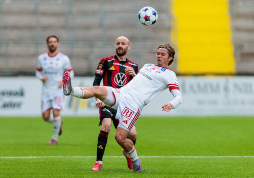 Östersunds Curtis Edwards och Sandvikens Linus Tagesson