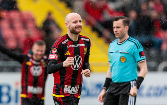 Östersunds Curtis Edwards jublar