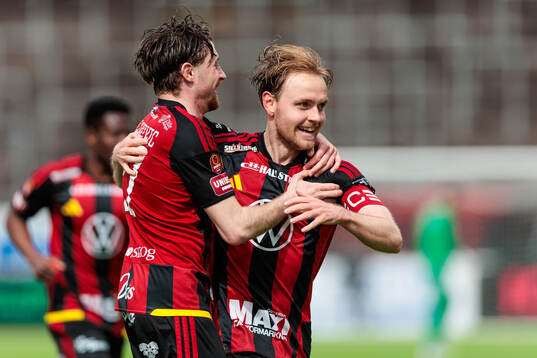 Östersunds Daniel Miljanovic och Simon Marklund jublar