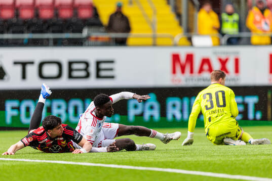 Östersunds Mario Palomino Delgado och Sandvikens Valassina