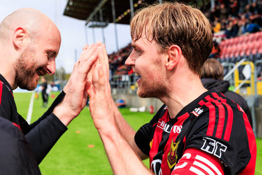Östersunds Simon Marklund jublar med Curtis Edwards