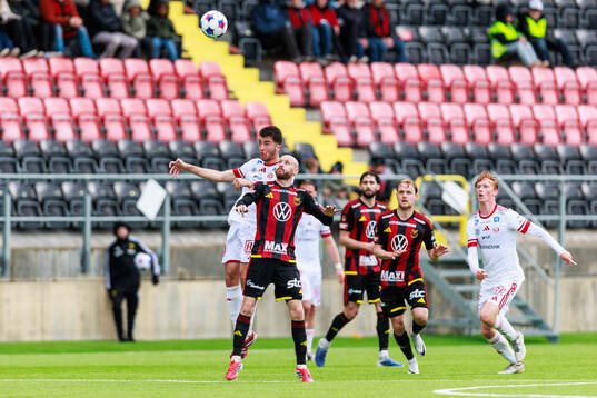Sandvikens Adam Kiani och Östersunds Curtis Edwards