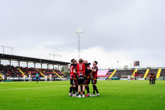 Östersunds Curtis Edwards jublar