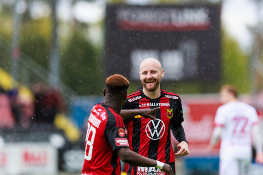 Östersunds Curtis Edwards jublar med Assiedou Yannick