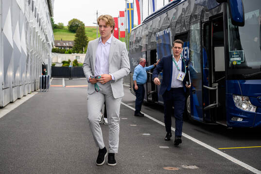 Simon Holmström and Head coach Sam Hallam of Sweden