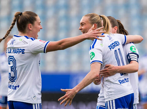 IFK Norrköpings Beatrice Persson jublar med lagkamrater
