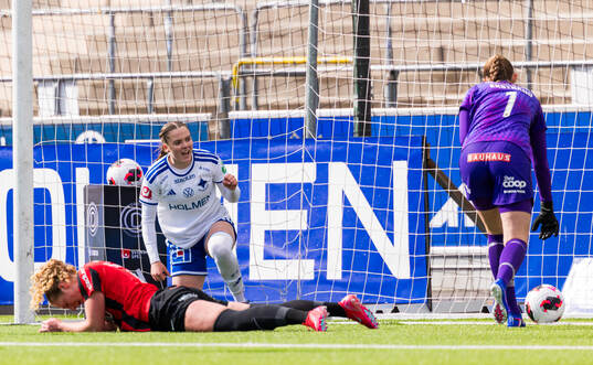Brommapojkarnas Julia Laukström och målvakt Clara