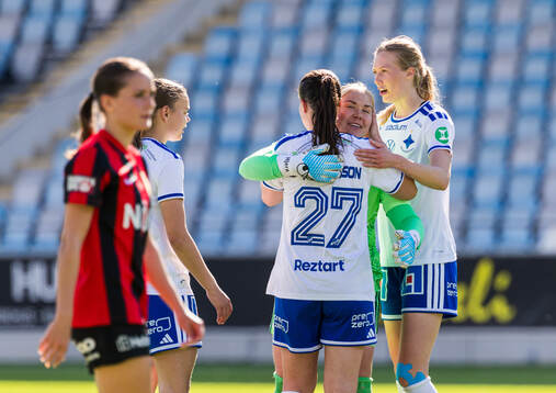 IFK Norrköpings Josefin Harrysson jublar med lagkamrater