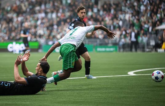 Hammarbys Paulos Abraham och Malmö FFs Andrej Djuric i en