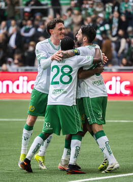 Hammarbys Nahir Besara jublar med lagkamrater