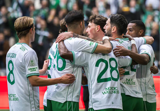 Hammarbys Nahir Besara jublar med lagkamrater
