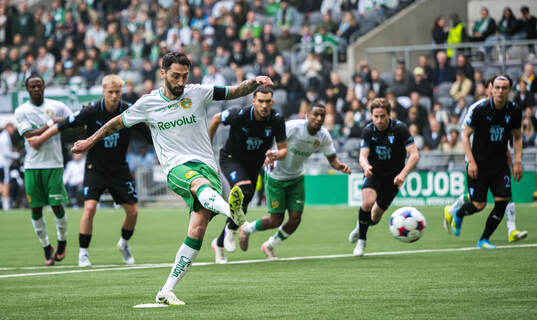 Hammarbys Nahir Besara gör 1-0 på straff