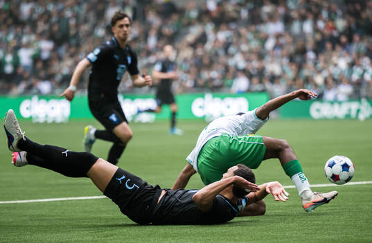 Malmö FFs Andrej Djuric och Hammarbys Paulos Abraham i en