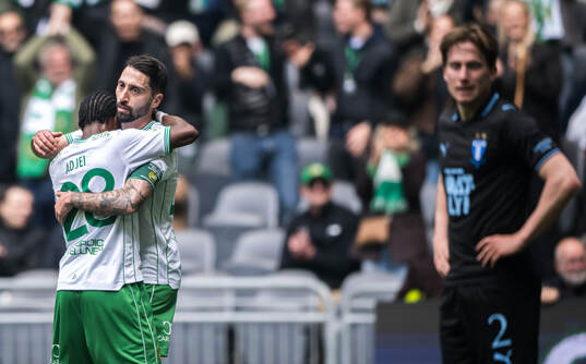Hammarbys Frank Junior Adjei jublar med Nahir Besara som