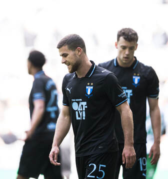 Malmö FFs Gabriel Busanello deppar