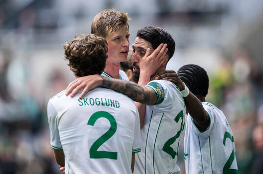 Hammarbys Nahir Besara jublar med lagkamrater