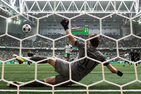 Hammarbys Nahir Besara gör 1-0 på straff bakom Malmö FFs