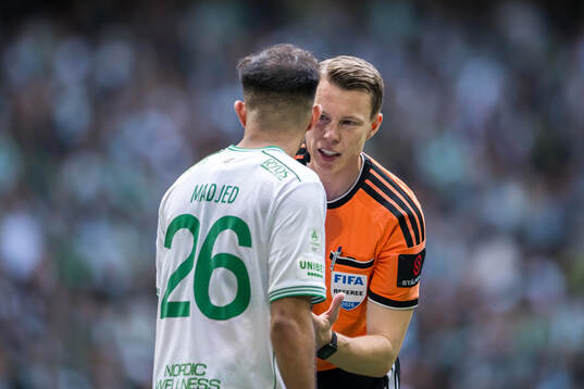 Hammarbys Montader Madjed och domare Oscar Johnson