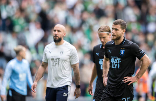 Malmö FFs Gabriel Busanello deppar