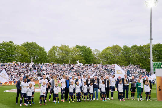 VEJLBY, DANMARK - 17. MAJ 2026: Indmarch af AGF spillere og