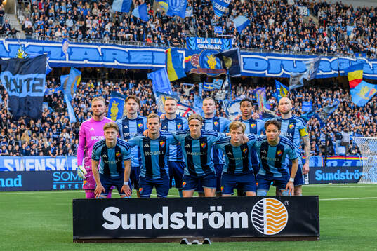 Djurgårdens spelare ställer upp för en lagbild