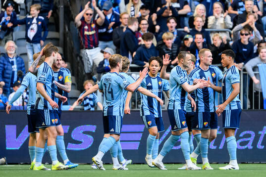 Djurgårdens Mikael Anderson jublar med lagkamrater