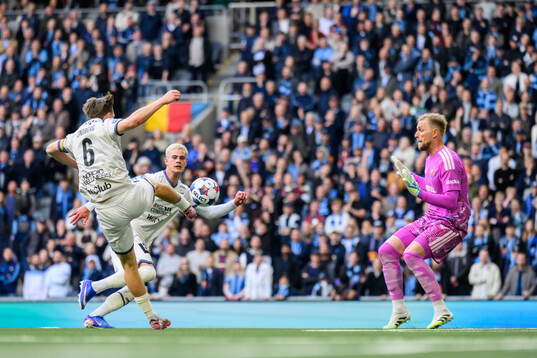 Sirius Marcus Lindberg gör 1-1 mot Djurgårdens målvakt