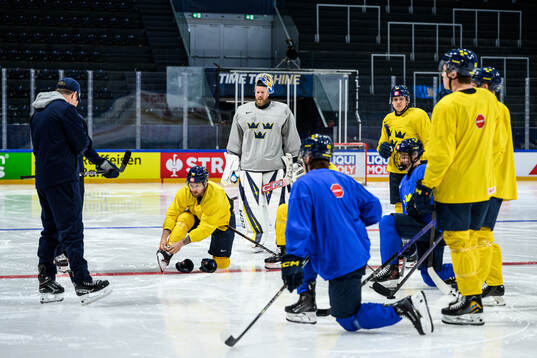 Rasmus Asplund, goaltender Magnus Hellberg, Jakob