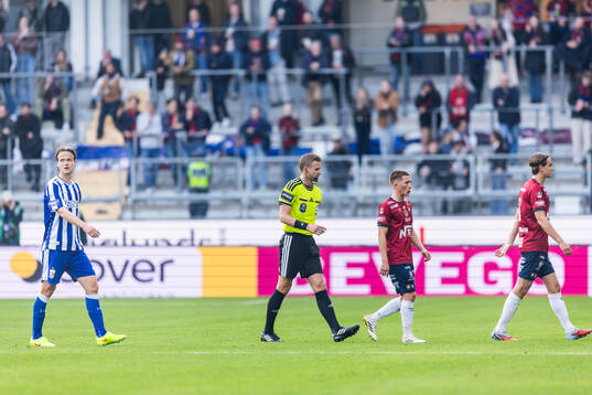 Domare Glenn Nyberg avbryter matchen