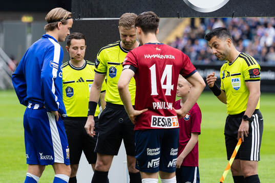 IFK Göteborgs lagkapten domare Glenn Nyberg och Örgrytes