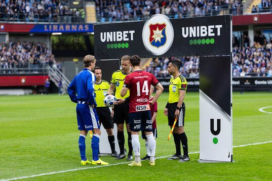 IFK Göteborgs lagkapten domare Glenn Nyberg och Örgrytes