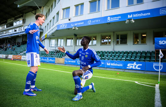 GIF Sundsvalls Suwaibou Kebbeh och Hugo Aviander jublar