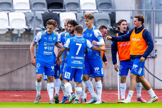 Oddevolds Olle Kjellman Olblad har gjort 1-0 och jublar