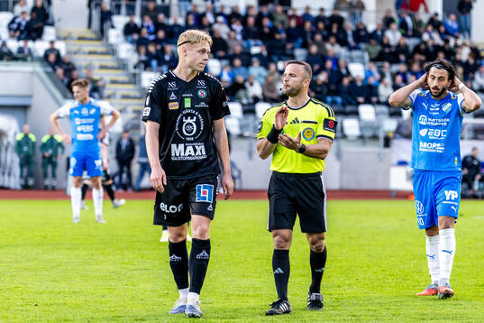 Örebros Victor Sandberg och Domare Rinon Hasani