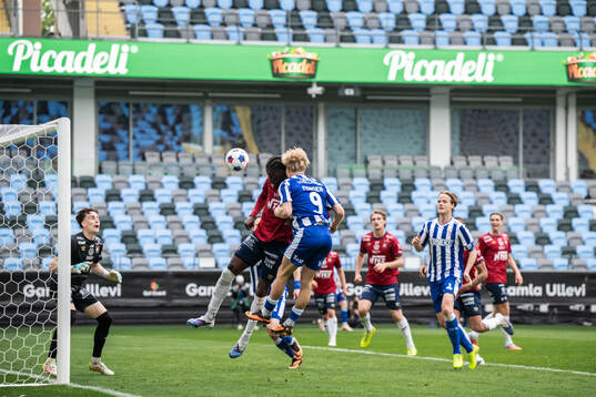 Örgrytes Michael Parker och IFK Göteborgs Max Fenger