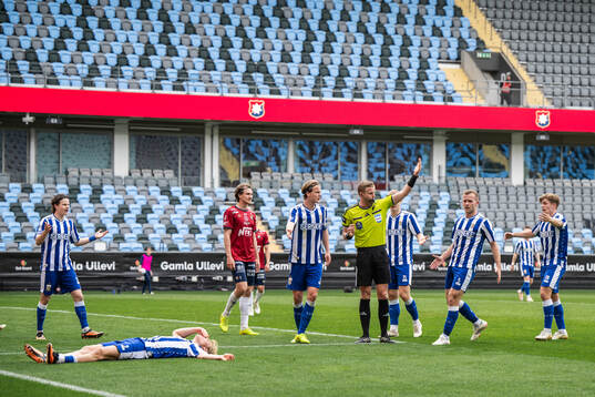 IFK Göteborgs spelare diskuterar med domare Glenn Nyberg
