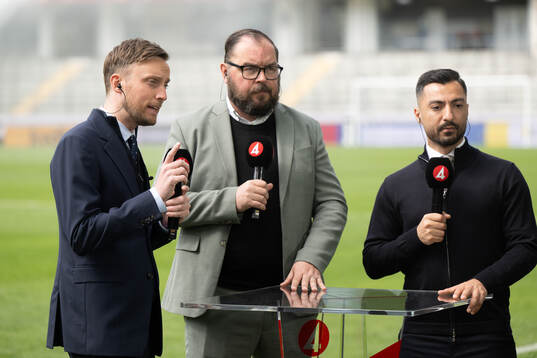 TV4s studio med programledare Axel Pileby, expert