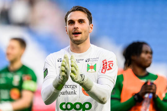 Varbergs målvakt Oscar Ekman jublar
