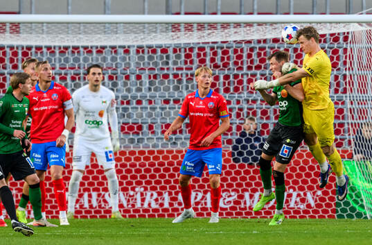 Varbergs Niklas Dahlström och Helsingborgs målvakt Johan