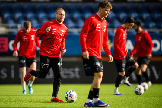 Jon Dagur Thorsteinsson of Brann warms up