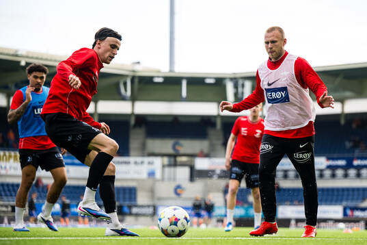 Ulrik Mathisen and Jon Dagur Thorsteinsson of Brann warms up